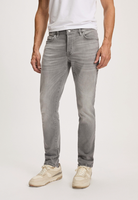 Porter Slim Tapered Jeans