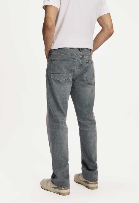 Barrier Loose Jeans